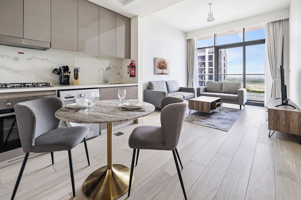 Cozy 1BR with Balcony Views