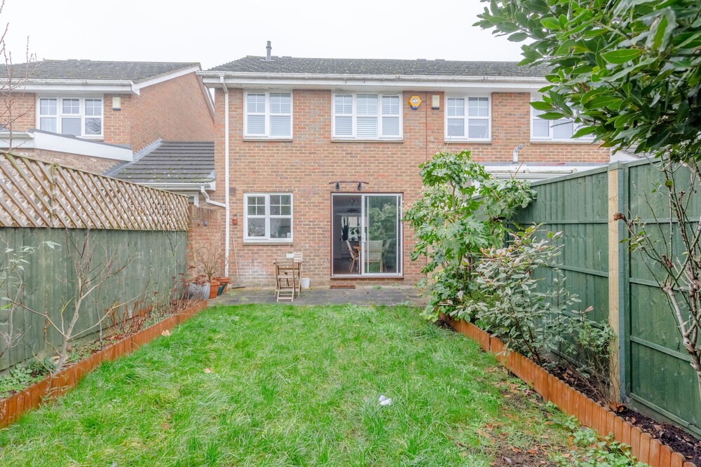 Serene and Spacious 2 Bedroom House in South Wimbledon