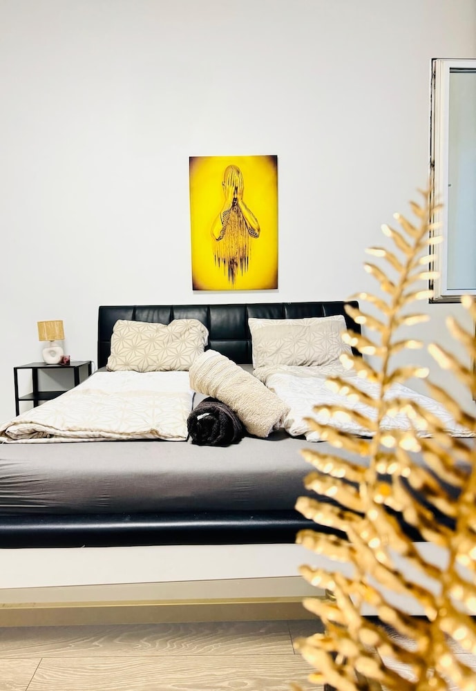 Bright 3BR Appt Steps from FAC Platz