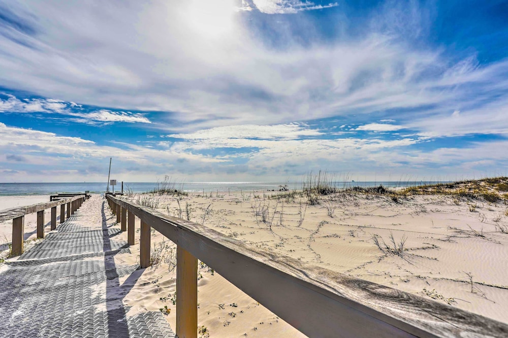Beach & Pool Access: Gulf Shores Getaway!
