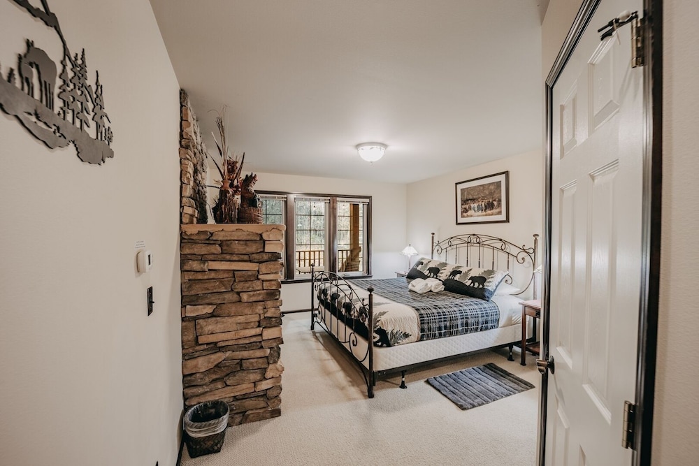 89gs - Hot Tub - Pets Ok - Wifi - Sleeps 4 1 Bedroom Home by RedAwning
