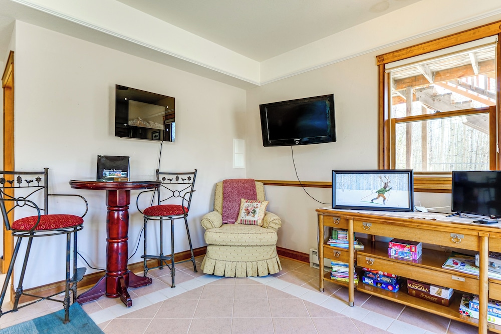 Mtn-view Getaway w/ On-site Trails in Fairplay!