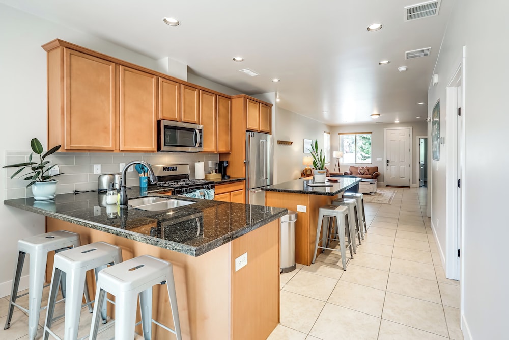 Walk to Flagstaff Urban Trails System: Cozy Home