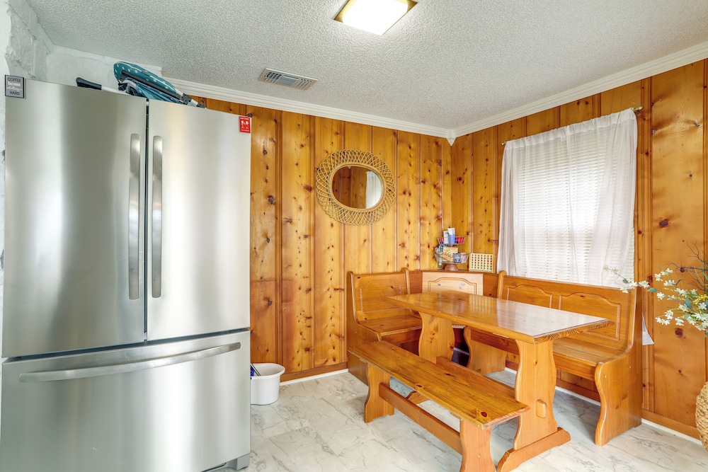Norfork Lake Views: Home w/ Deck in Henderson