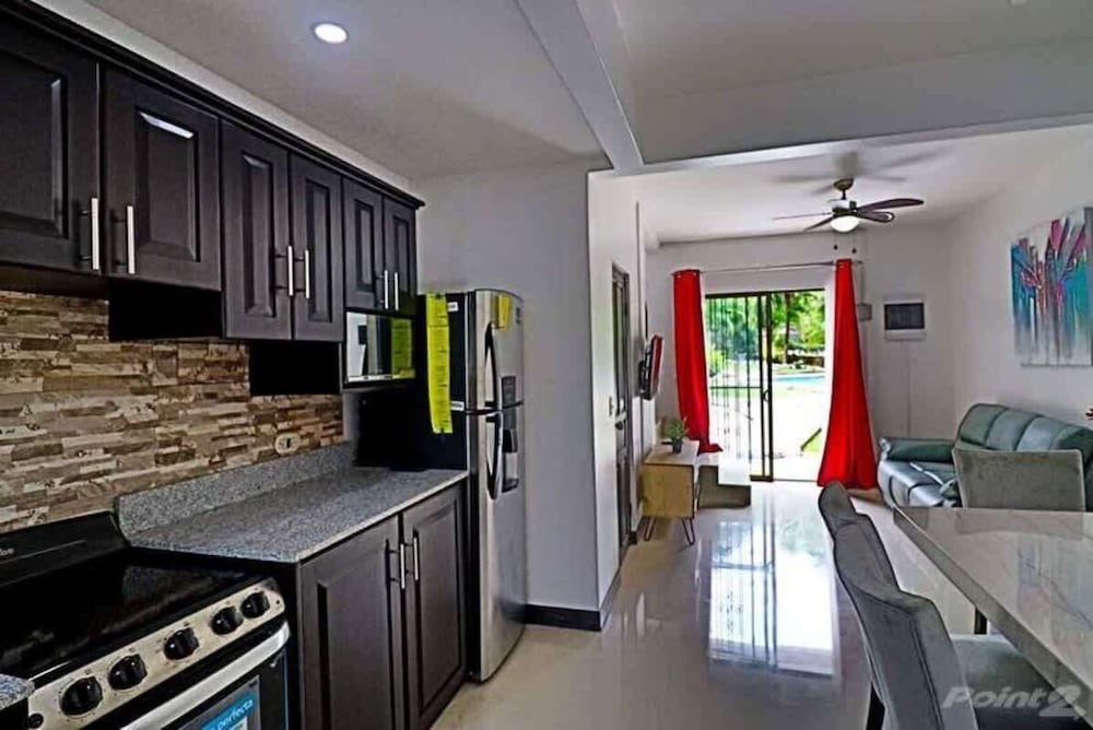 2-BD Unit with Pool, 2 Blocks from Beach