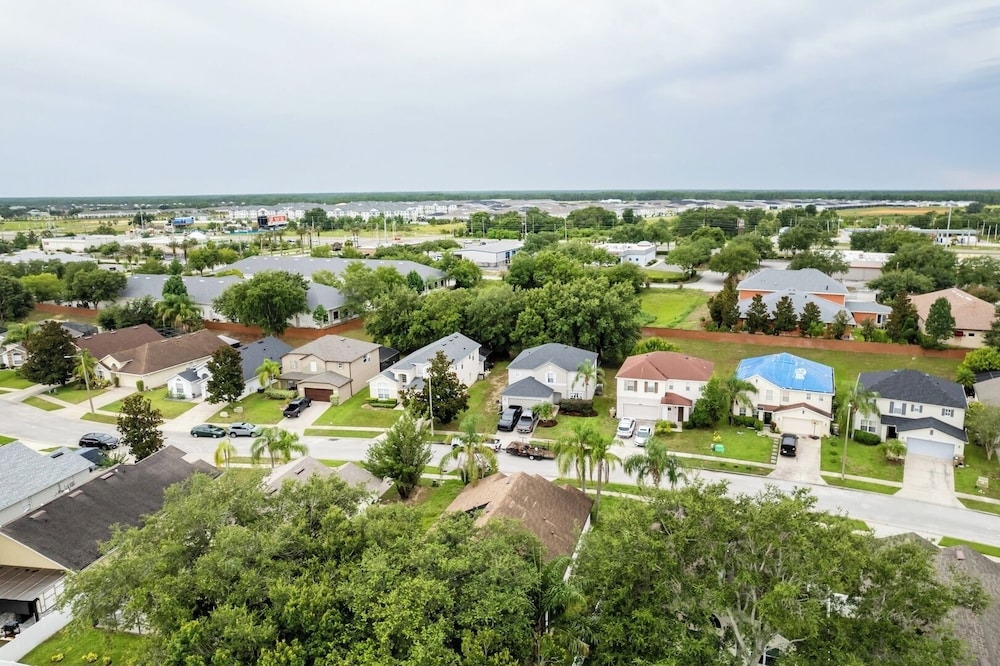 Cozy Queen BR + Pool Access Near Disney