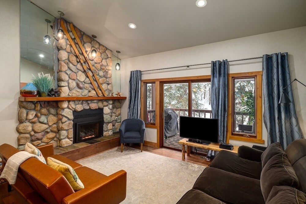 Winterwood 10 2 Bedroom Condo by RedAwning view 3