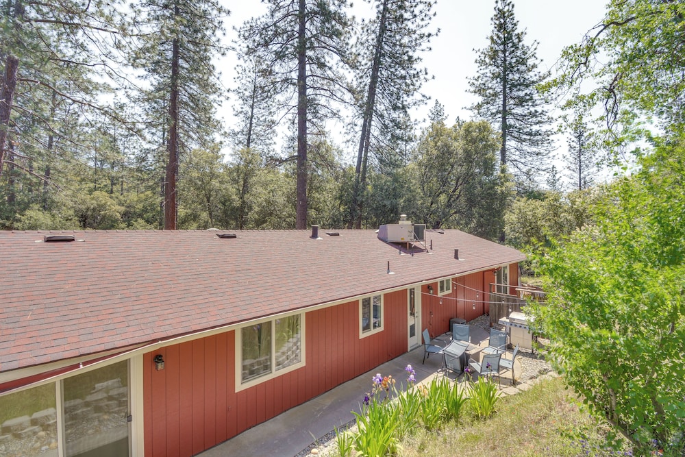 Hike, Boat & More: Cabin w/ Hot Tub in Ahwahnee!