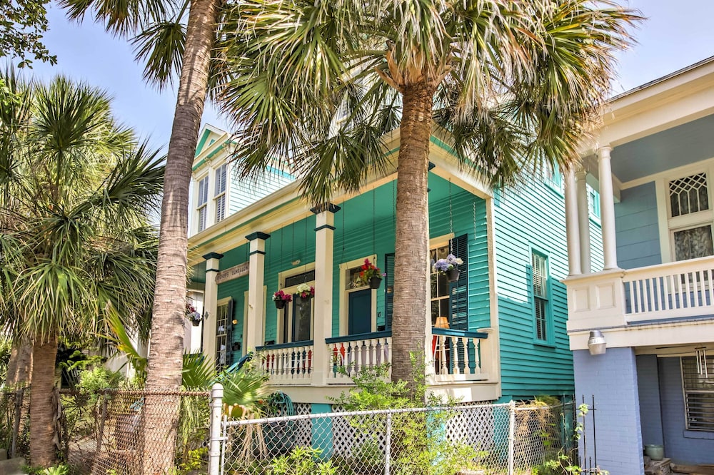 Vintage Galveston Apt < 1/2 Mi to Porretto Beach! view 2