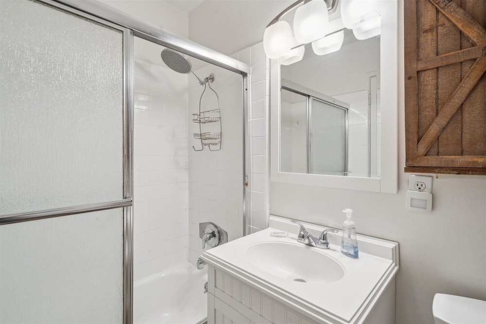 Beautiful 1 Bed Beach Balcony Condo #207 1 Bedroom Condo by Sunset Shores Condominiums