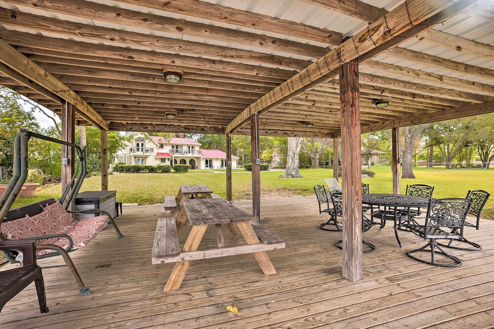 Modern Lake Conroe House w/ Lakefront Park & Deck! view 5