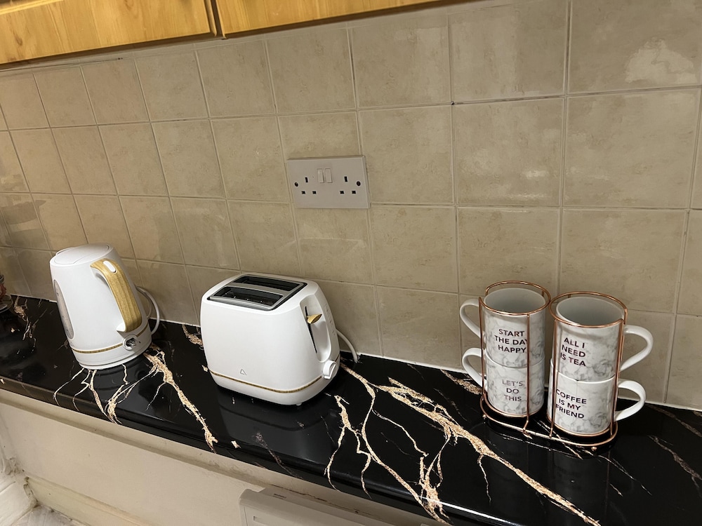 Leicester Aprt-sleeps3-db-tv-wifi view 3