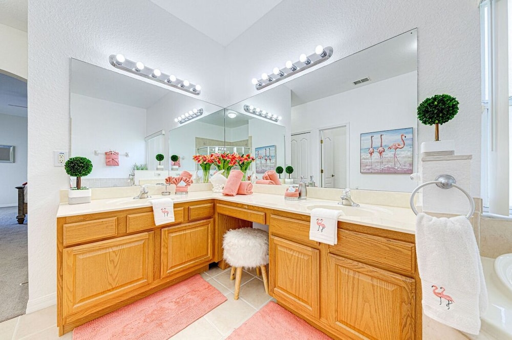 Elegant 4Br Retreat W/ Stylish Interior & Kitchen
