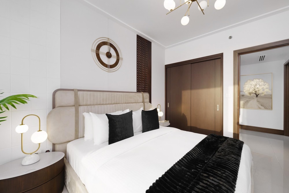 Ultra Chic High-floor Apt w Direct Burj Khalifa Fountains Views