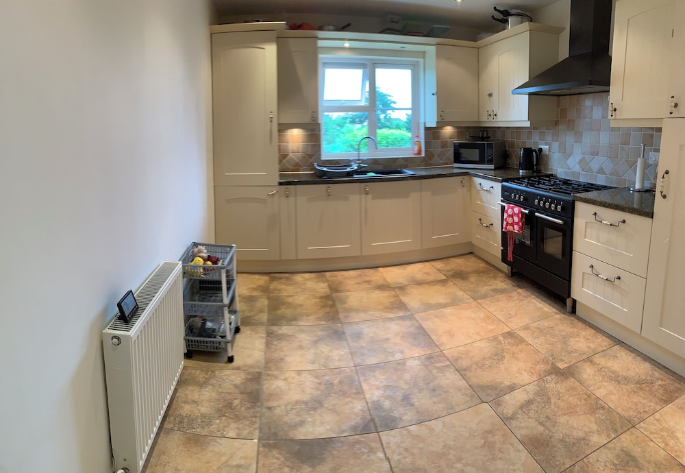 Coventry Charm - Spacious 3 Bedroom House view 5
