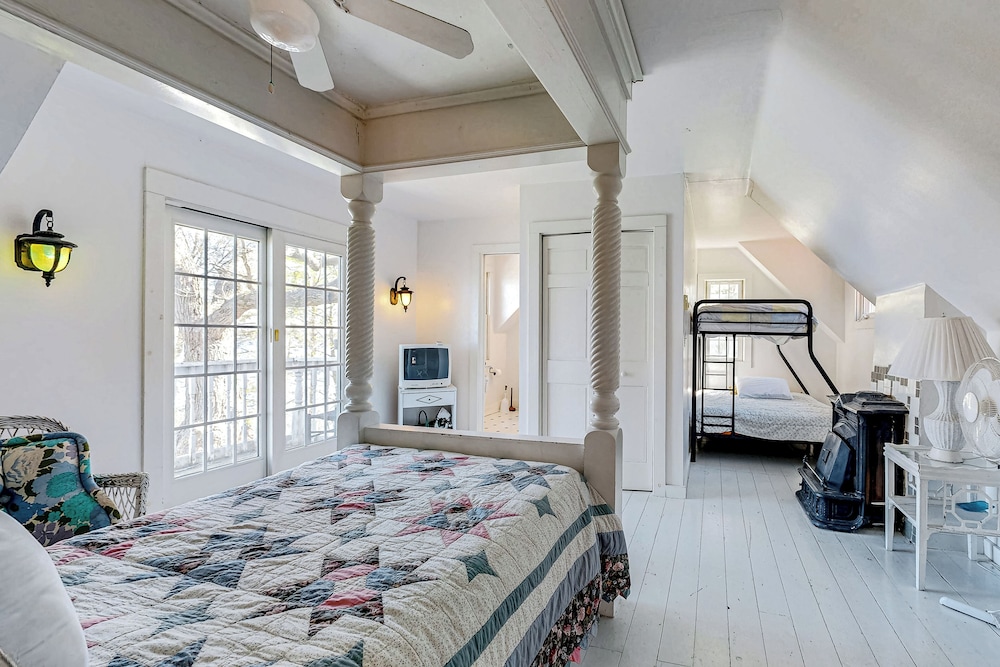 6BR Lakefront Estate w/ Private Piers & Patios