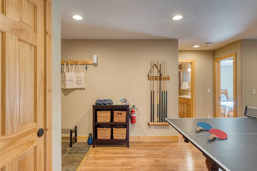 Washoe Chalet by Avantstay Game Room, Hot Tub, Putting Green & Fire Pit