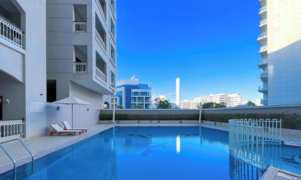 Relaxing ST Getaway Balcony, Pool & Gym Access