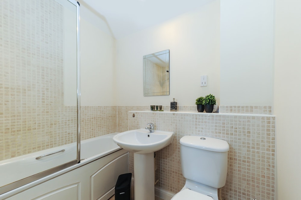 Select Serviced Accommodation - Hunters Wharf view 2