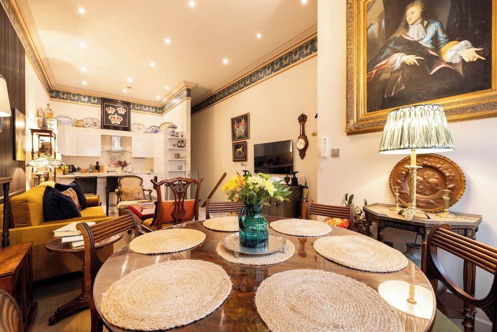 Paddington 7-bed 13-guest Massive House W/patio