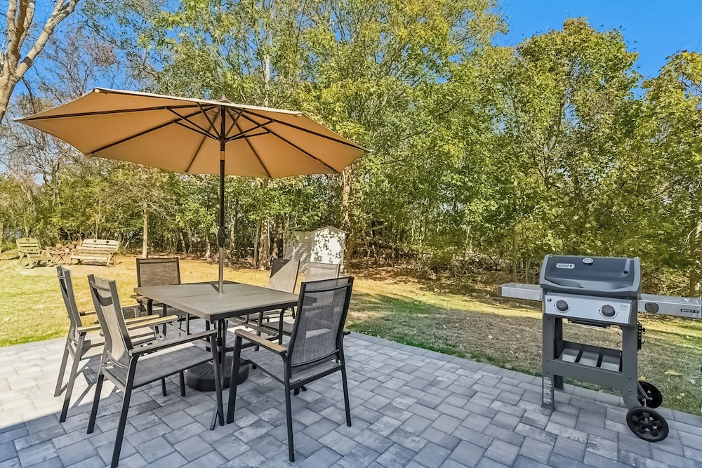 3BR Home Walk to Beach w/ Outdoor Shower & Grill