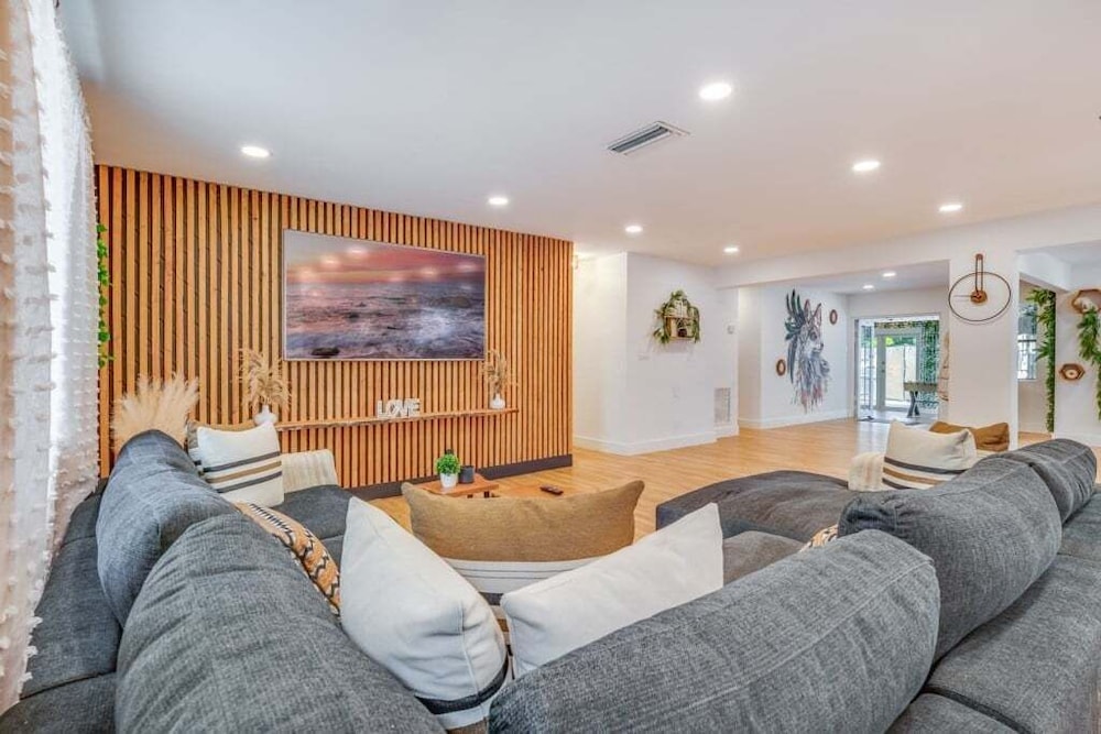 Fox Garden Luxury Boho Near Downtown & Beach 4 Bedroom Home