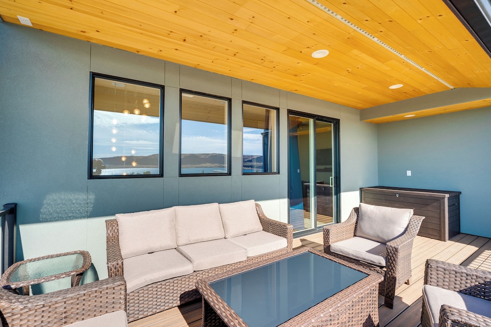 Hot Tub & Water Views: High-end Vantage Retreat