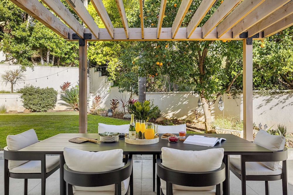 Luxury Hollywood Hills Home With Pool, Outdoor Dining & Iconic Views Skyline Chalet