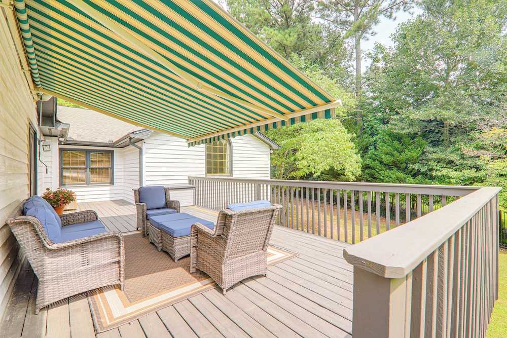 Stylish Country Living: Serene Suwanee Retreat!