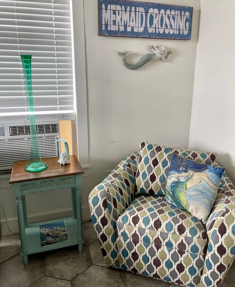 GIPH Mermaids Tale Sleeps 2 w Queen