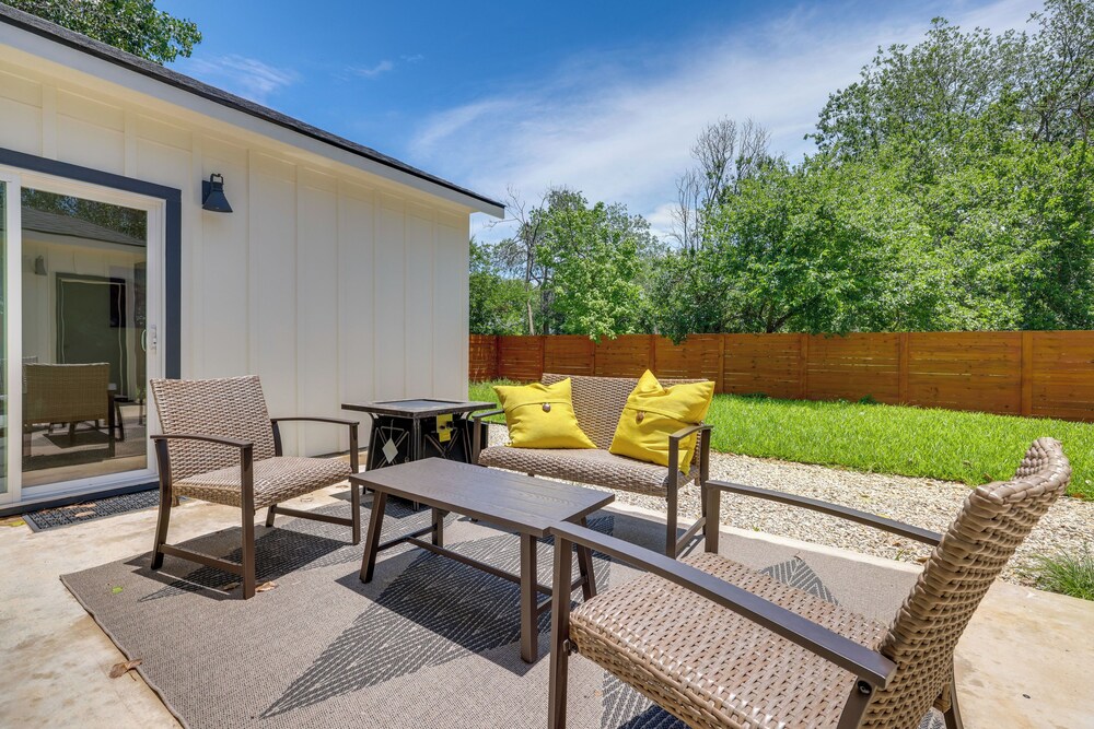 1/2 Mi to Schlitterbahn Waterpark: Home w/ Patio!