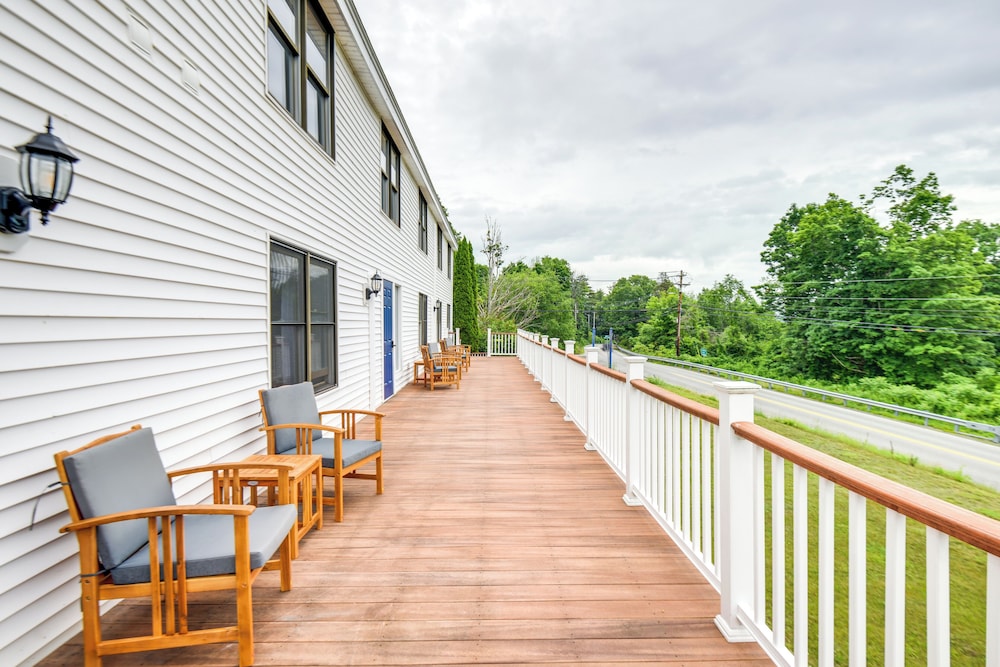 Meredith Studio Near Downtown: Hike, Swim, Ski!