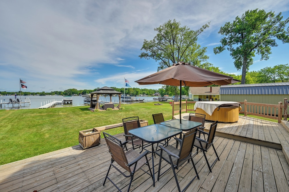 Lakefront Warsaw Home w/ Private Dock + Golf Cart