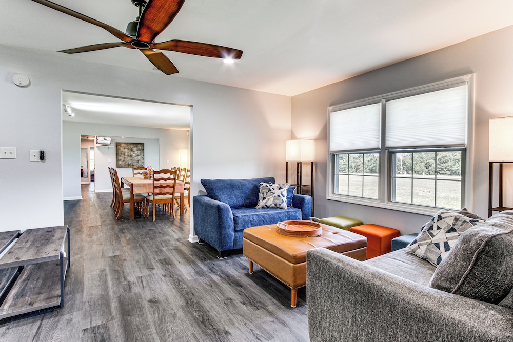 Group-friendly Home w/ Game Room in Albany!