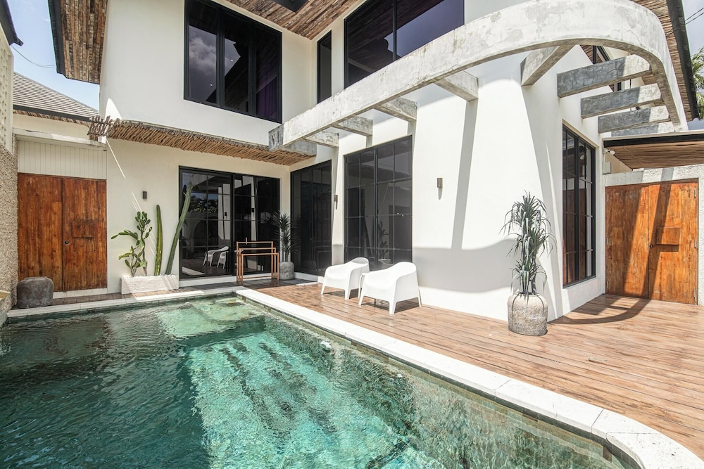Chic 4-br Villa in Central Seminyak, Beach 5 Mins