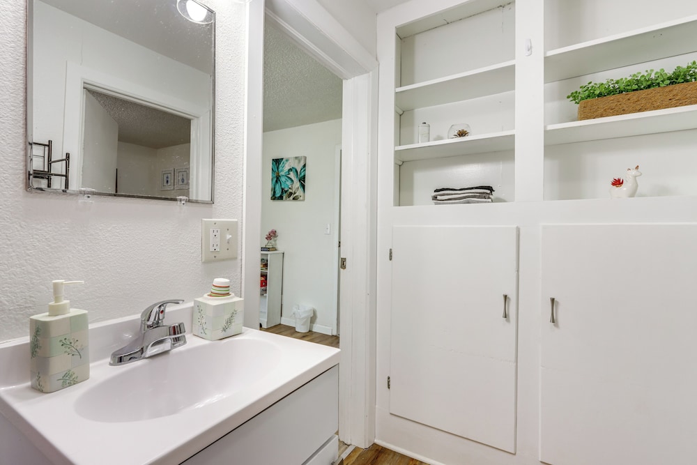 1 Mi to Main St Joplin: Cozy Home w/ Shared Yard!