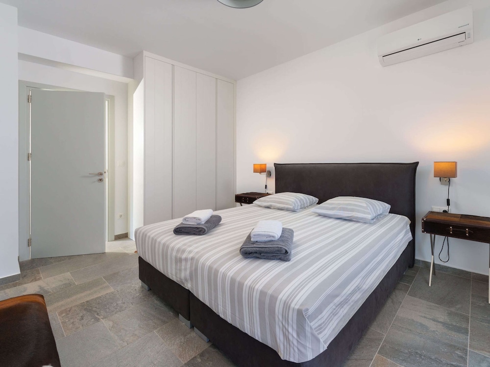 Villa in Rhodes With Infinity Pool & Sea Views photo 2