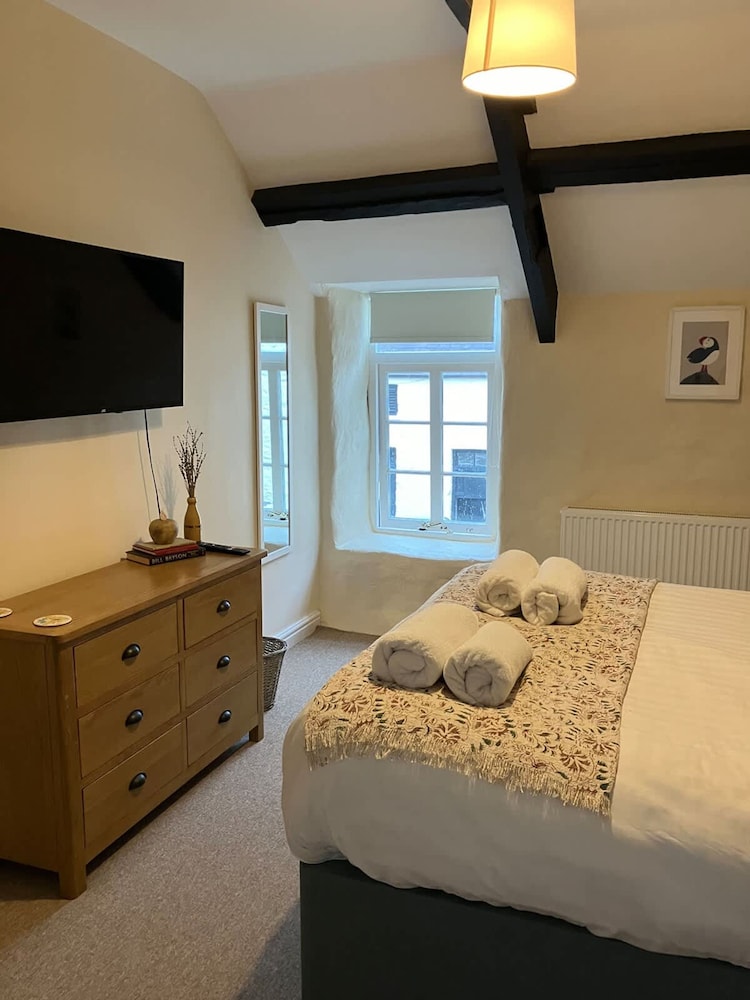1 Courtyard Cottage With hot tub and Walled Garden