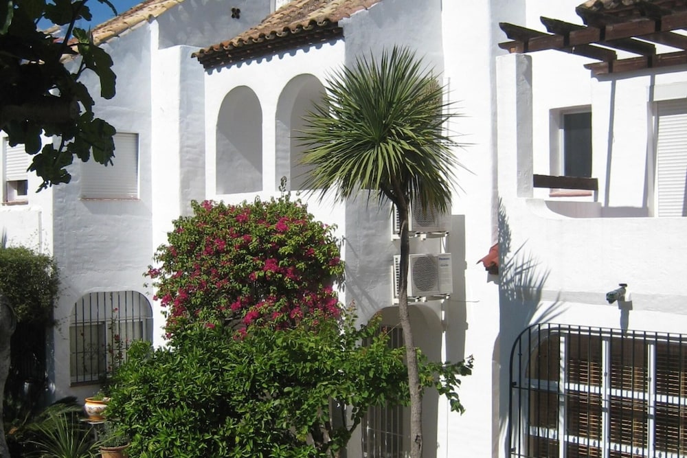 Beautiful Townhouse, Internet, Air Con, 5 Guests view 5
