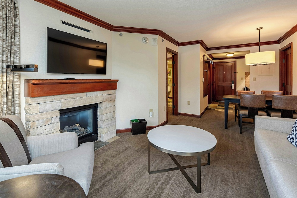 2BR Condo w/ Pool Access, Hot Tub, & ski In/out