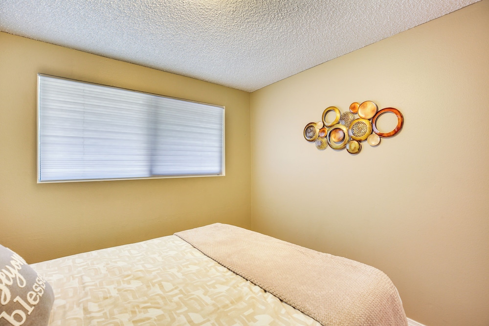 3 Mi to U of O Pet-friendly Home w/ Covered Deck!