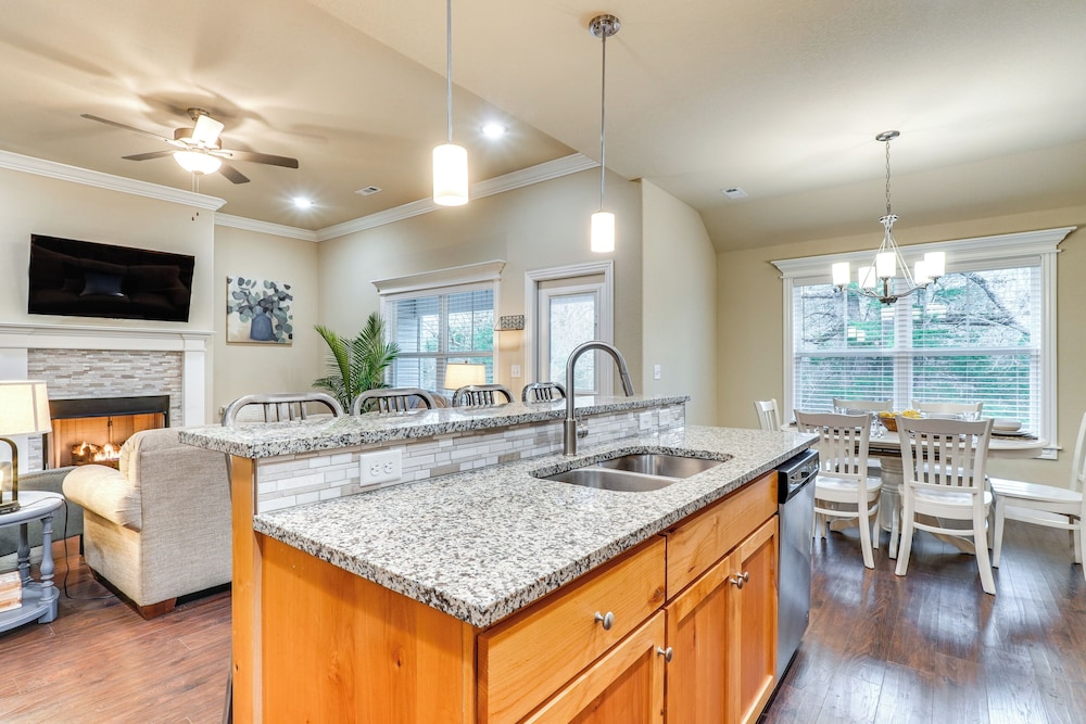 Table Rock Lake Retreat: Walk to Shore!