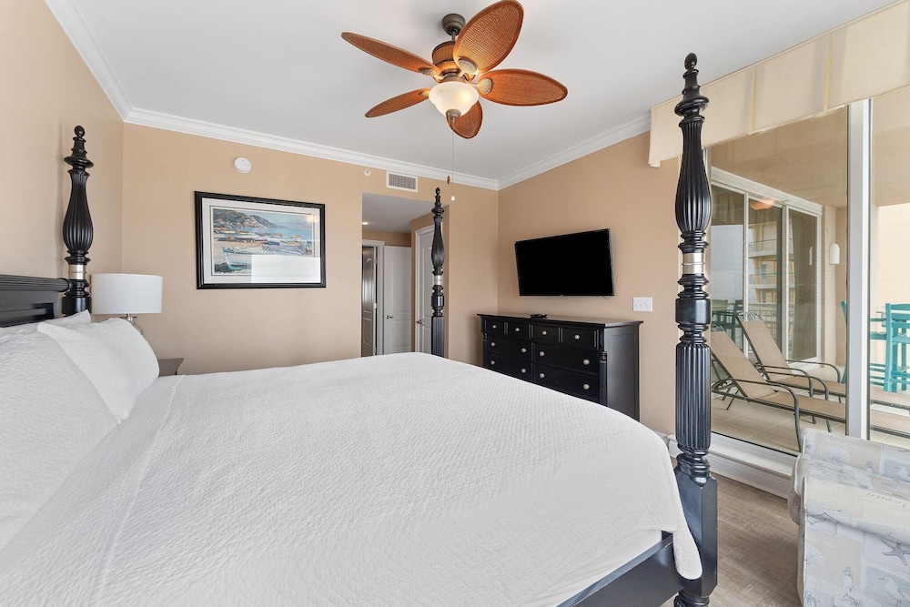 Indigo East 901 + Den W/cabana !