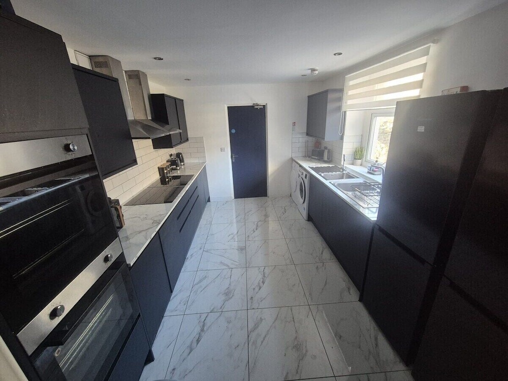 City Centre 6-bed Swansea Getaway