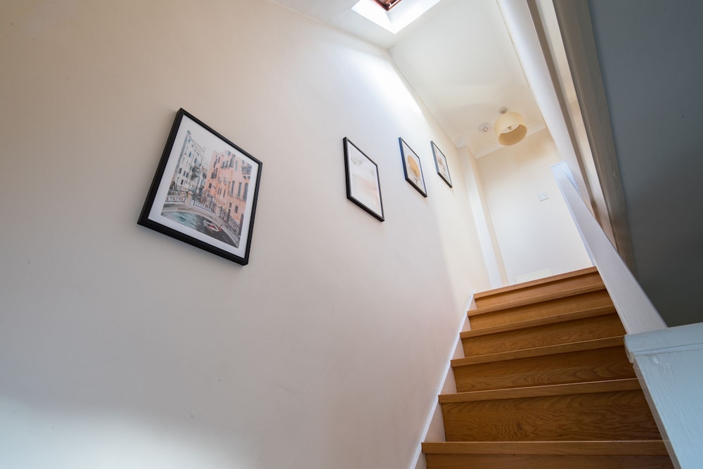 Spacious 2 Bed Apartment with Garden in Fulham
