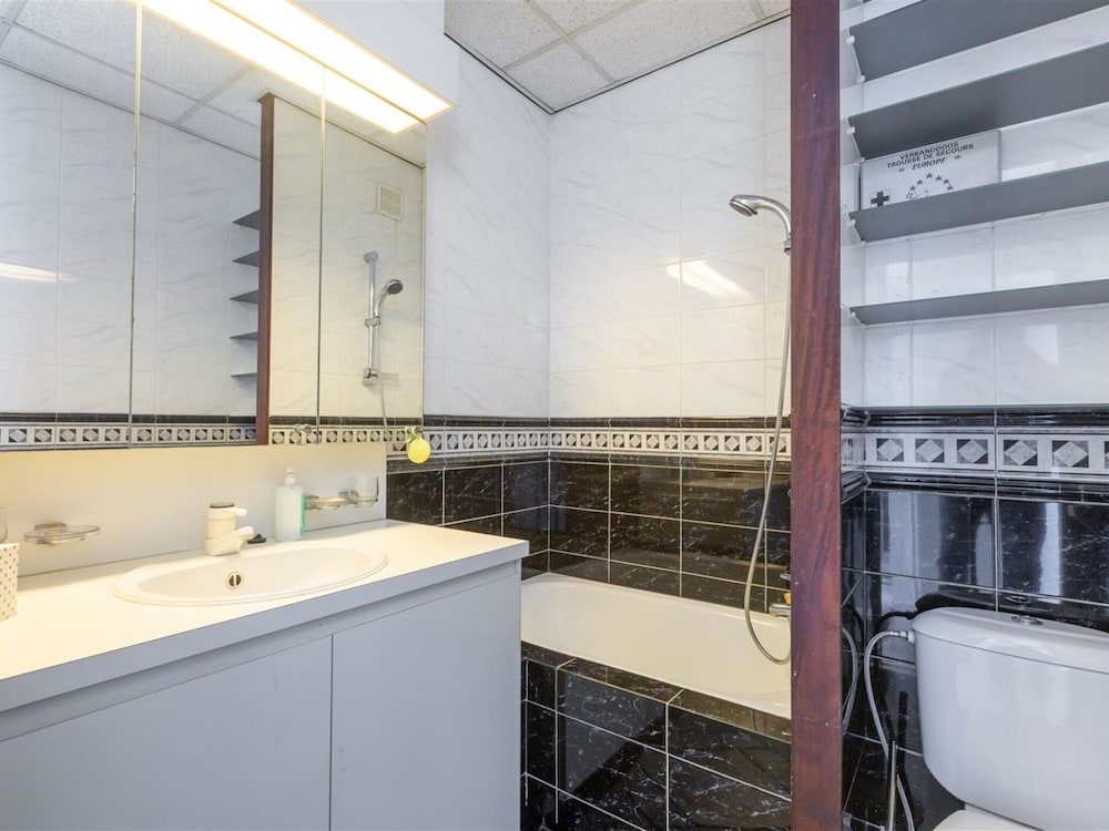 Apartment on Zeedijk With Sea Views