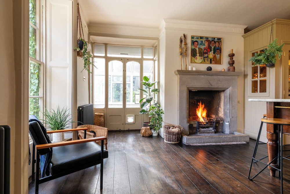 Stunning 8-Bedroom Home in Painswick