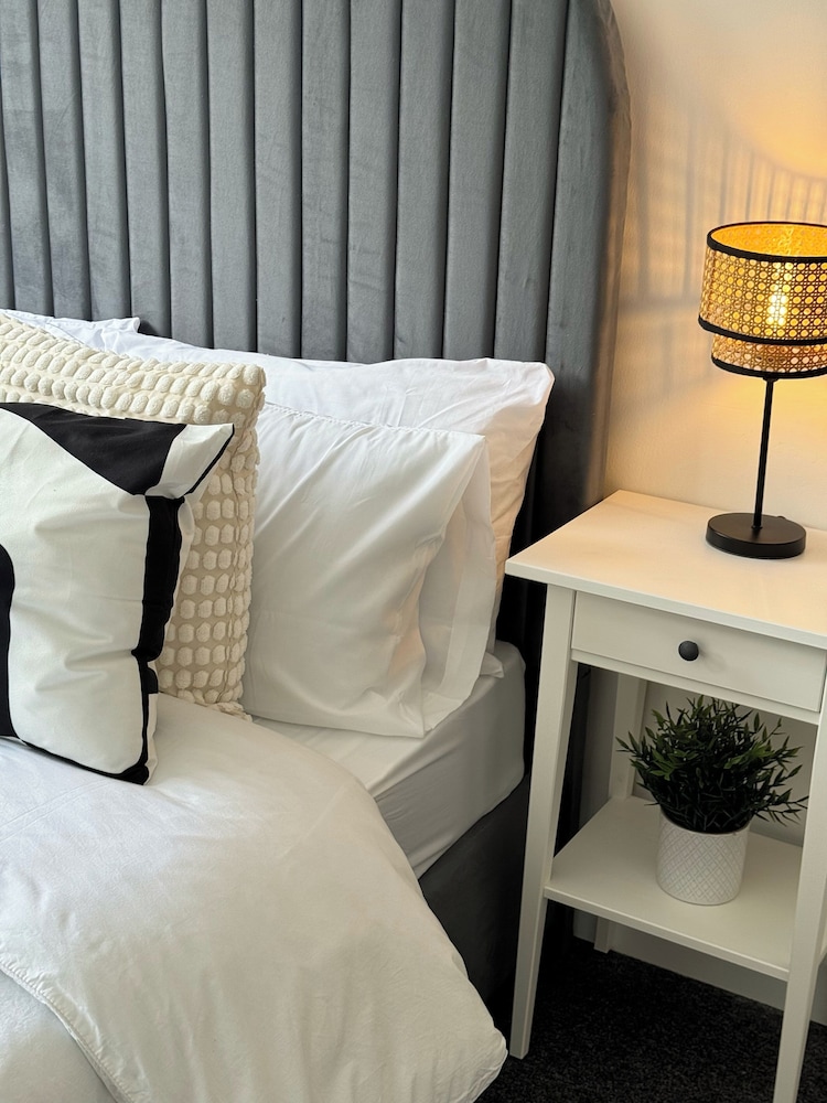 Modern 1-bed Apartment - Sleeps 4 & Central Links