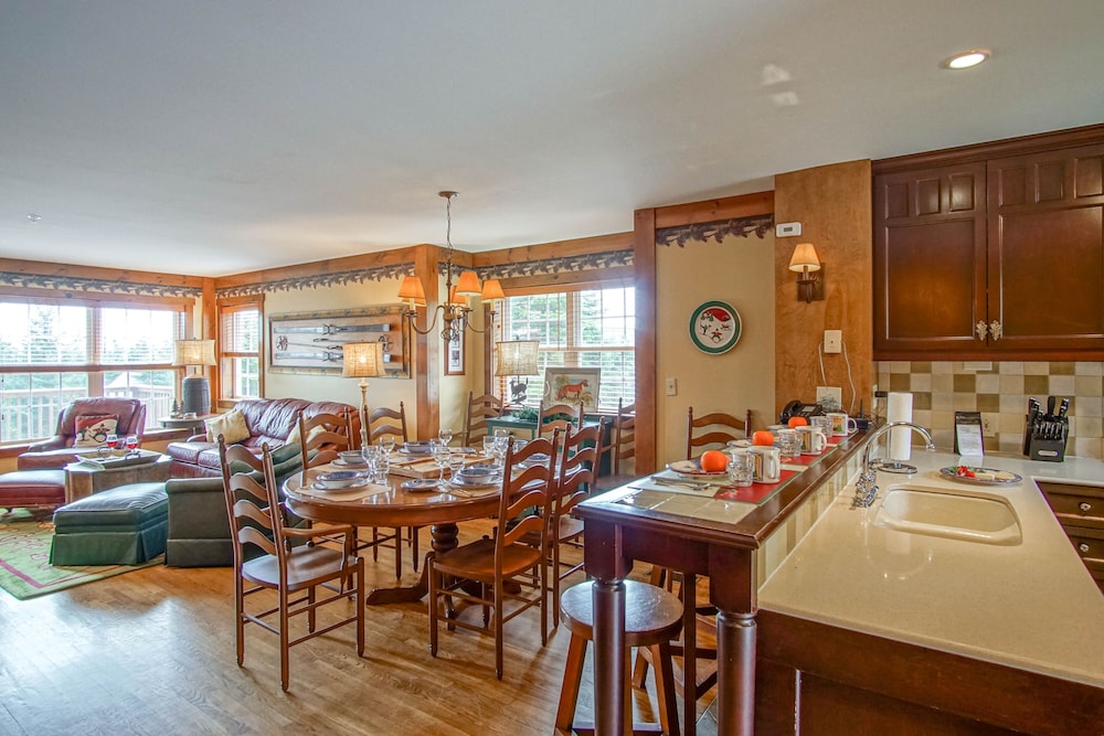 Camp 4 # 11: 3 Bedrooms + Bonus Sleeping Den, 3.5 Baths: Slope Side