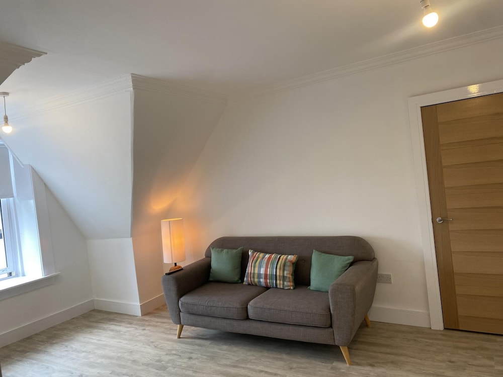 Bright & Spacious, Central for Airport and Glasgow view 3